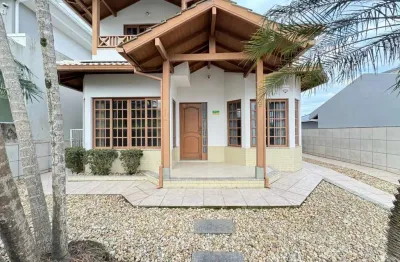 Casa com 4 quartos à venda na avenida dos lagos, 100, pedra branca, palhoça por r$ 1.599.000