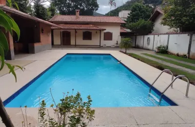 Excelente Casa Linear em Correas – Conforto e Lazer Completo!