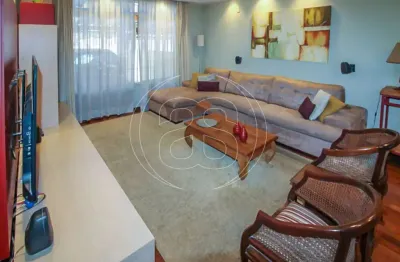 Excelente sobrado residencial bem localizado e seguro. com 3 dormitórios e 2 vagas e edícula !!!