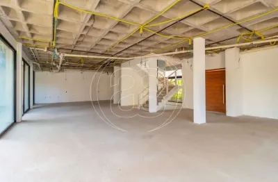 Casa de condomínio fechado em rua fechada no alto da boa vista à venda.