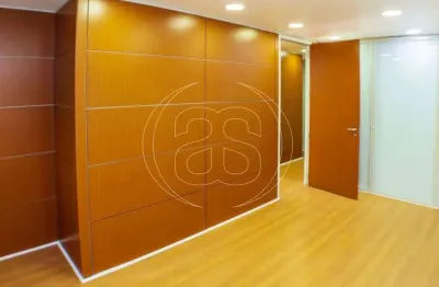 Conjunto comercial para locação com 6 salas e 2 vagas em moema