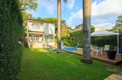 Casa com piscina e jardim no miolo do alto da boa vista