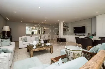 Espaçosa casa de 300m² localizada no charmoso bairro do planalto paulista.