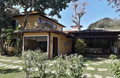 Casa de temporada, com 5 quartos, sendo 4 suítes, em condomínio próximo à praia de manguinhos.