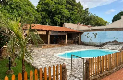 Chácara de 2000m² com 04 quartos para locação e venda - Condomínio Portal dos Ipês