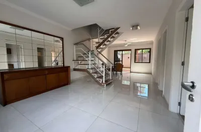 Sobrado em condomínio fechado com 4 quartos e suíte - Lagoinha