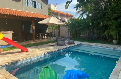 Casa sobrado de 275m² com 04 quartos para locação e venda em condomínio - Residencial Flórida