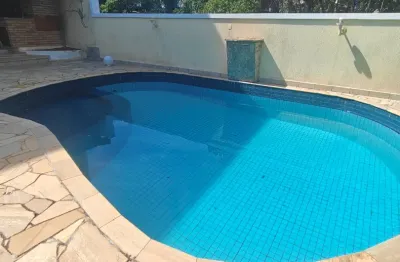 Locação de casa com fundo reserva no condomínio Aruã Conforto, espaço e ótima localização para sua família! O imóvel conta com 3 dormitórios, amplas salas de estar, jantar e lareira, lavabo, cozinha c