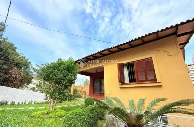 Casa com 3 quartos à venda na travessa nossa senhora de lourdes, 81, tristeza, porto alegre, 318 m2 por r$ 1.200.000