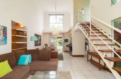 Casa com 3 quartos para alugar na Avenida Leonardo Carlucci, 246, Espírito Santo, Porto Alegre, 218 m2 por R$ 7.200