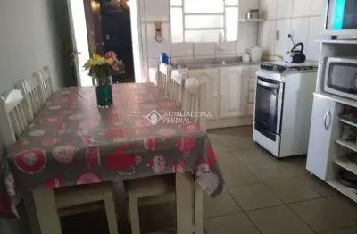 Casa com 3 quartos à venda na bastian, 104, piratini, alvorada, 60 m2 por r$ 212.000
