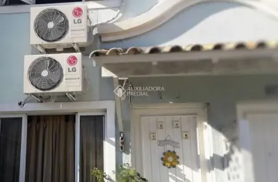Casa em condomínio fechado com 2 quartos à venda na avenida guilherme schell, 1250, rio branco, canoas, 76 m2 por r$ 260.000