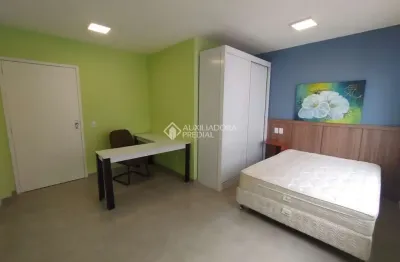 Apartamento com 1 quarto para alugar na avenida independência, 482, independência, porto alegre, 27 m2 por r$ 2.150
