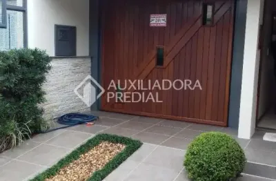 Casa em condomínio fechado com 4 quartos à venda na rua veríssimo rosa, 138, partenon, porto alegre, 206 m2 por r$ 1.263.500