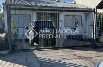 Casa com 3 quartos à venda na Rua Xavier da Cunha, 591, Nonoai, Porto Alegre, 239 m2 por R$ 750.000