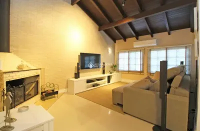 Casa com 3 quartos à venda na rua doutor egydio michaelsen, 240, cavalhada, porto alegre, 245 m2 por r$ 980.000