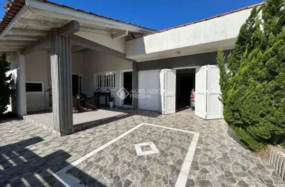 Casa com 4 quartos à venda na uruguai, 593, zona norte, capão da canoa, 340 m2 por r$ 2.130.000