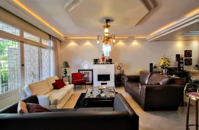 Casa em condomínio fechado com 4 quartos à venda na rua gustavo schmidt, 305, três figueiras, porto alegre, 380 m2 por r$ 1.900.000