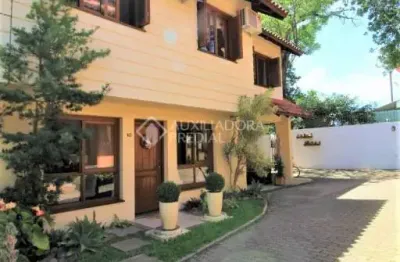 Casa em condomínio fechado com 3 quartos à venda na rua luís felipe monmany, 101, espírito santo, porto alegre, 148 m2 por r$ 685.000