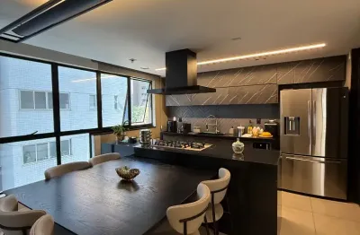 Na Savassi Apartamento de 82m², com 2 suítes, projeto arquitetônico autoral, marcenaria sob medida e climatização completa.