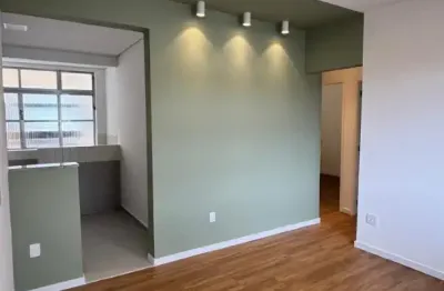 Lindo apartamento totalmente reformado no bairro Embaré, em Santos, em excelente localização.