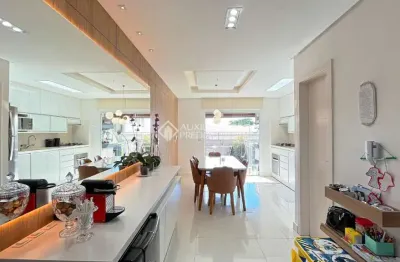 Casa com 3 quartos à venda na Rua Ilari Arlindo Basei, 81, Guarujá, Porto Alegre, 176 m2 por R$ 645.000