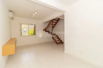 Casa em condomínio fechado com 3 quartos à venda na rua upamaroti, 100, cristal, porto alegre, 139 m2 por r$ 680.000