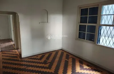 Casa com 2 quartos à venda na rua general gomes carneiro, 917, medianeira, porto alegre, 75 m2 por r$ 430.000