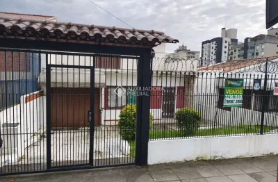 Casa com 3 quartos à venda na rua doutor mário totta, 1374, tristeza, porto alegre, 242 m2 por r$ 750.000