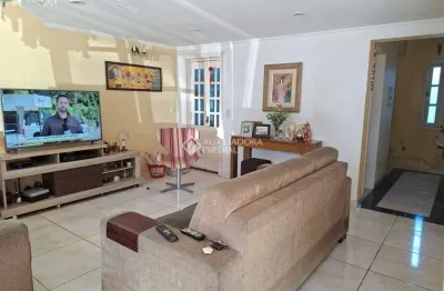 Casa com 4 quartos à venda na Avenida José Corrêa da Silva, 547, Cavalhada, Porto Alegre, 162 m2 por R$ 570.000