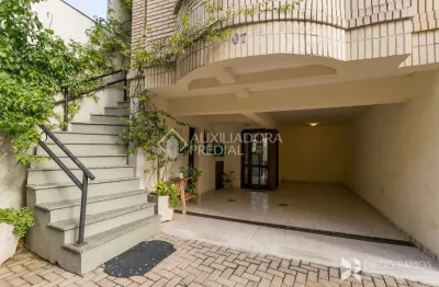 Casa em condomínio fechado com 3 quartos à venda na rua curupaiti, 260, cristal, porto alegre, 208 m2 por r$ 777.000