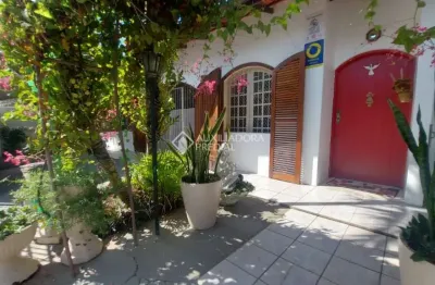 Casa com 4 quartos à venda na rua presidente gama rosa, 175, trindade, florianópolis, 200 m2 por r$ 2.100.000