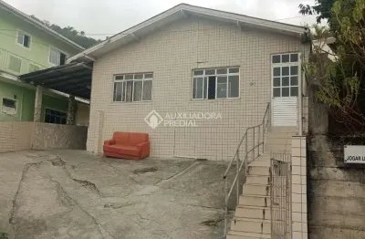 Casa com 7 quartos à venda na bernardina cordeiro vieira, 90, córrego grande, florianópolis, 350 m2 por r$ 960.000