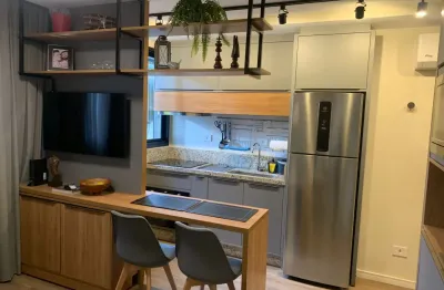 Apartamento moderno, mobiliado com fechadura eletrônica, no centro de curitiba