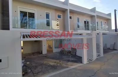 Sobrado com 121 mts com suíte e sacada com persiana elétrica