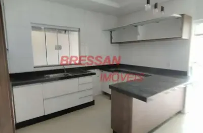 Sobrado com suite, 2 quartos, iluminação indireta, porcelanato e piso flutuante
