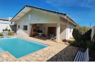Casa térrea no Condomínio Shangrilla em Atibaia SP.  3 dormitórios,  2 suítes,  piscina, espaço gramado.