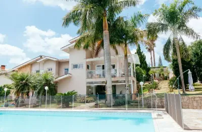 Luxuosa casa em condomínio à venda em Atibaia-SP, bairro Condomínio Flamboyant, 5 quartos, 4 suítes, 3 salas, 4 vagas, 650m². Venha conferir!