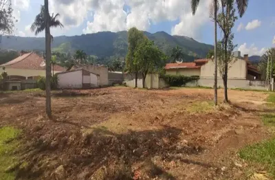 Terreno no Condomínio Flamboyant em Atibaia SP.  São 1.642,00 m2 totalmente planos e.com um uma linda vista para a Pedra Grande.  Aceita financiamento bancário
