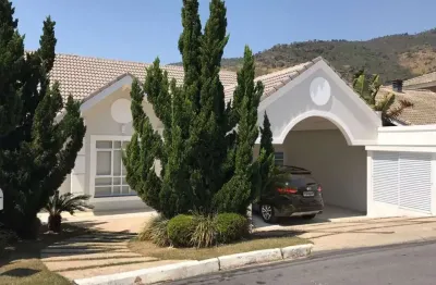 Casa de Alto Padrão no Condomínio Flamboyant, são 5 suítes com armários, sendo 1 master com hidro, sala vários ambientes, cozinha planejada, salão de festas, lavabo, área gourmet, piscina