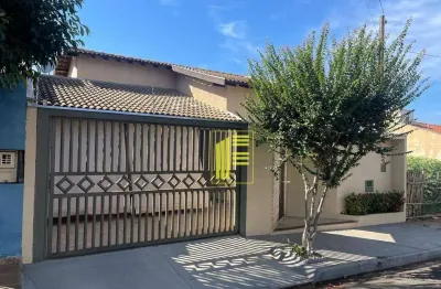 Casa com 03 dormitórios, churrasqueira e 02 vagas de garagem no
