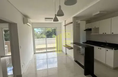Apartamento com móveis planejados, com 02 quartos e 02 vagas de garagem.