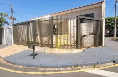 Casa para locação no bosque da felicidade com 03 quartos, varanda e 02 vagas de garagem.