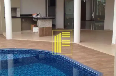 Aluga-se casa em condomínio com 04 dormitórios, 05 wc, escritório, piscina.