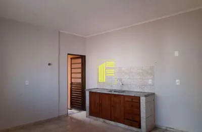 Casa com 03 dormitórios para locação no jardim manoel del arco.