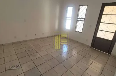 Casa com edícula para locação no são jorge com 03 quartos e 02 vagas de garagem.