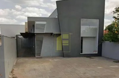 Sala comercial para locação no ouro verde com mezanino, copa e banheiro social.