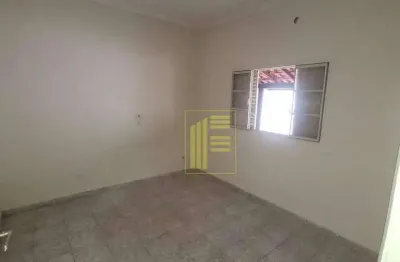 Casa com 01 quarto para locação no parque industrial.