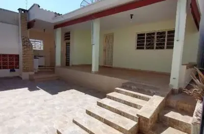 Casa para locação para o vila angelica com 03 quartos e garagem.