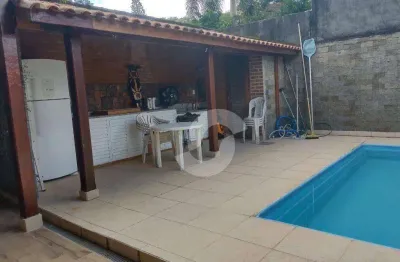 Casa com piscina e churrasqueira - 2 quartos e 2 banheiros - armários planejados cozinha e banheiro
